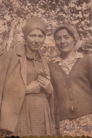 ияш апаның жас кезінде Оралхан Бөкейдің әйелі Айманмен (Оң жақта) түскен суреті